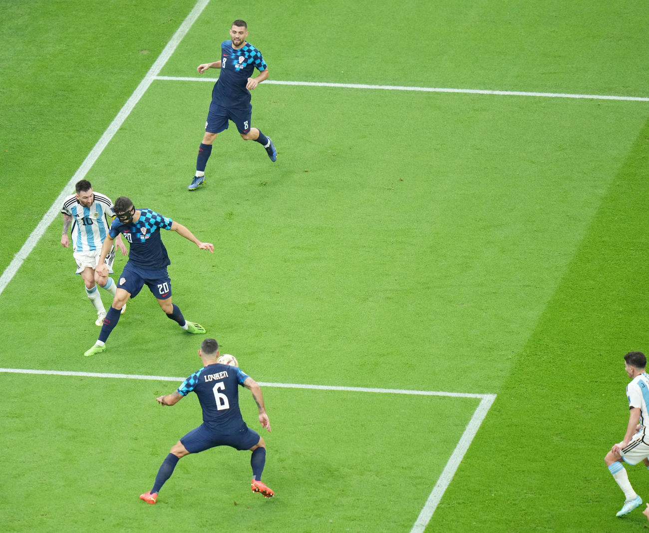 アルゼンチン対クロアチア　後半、アルゼンチン代表フリアン・アルバレス（右）のゴールをアシストするリオネル・メッシ（左）（撮影・横山健太）