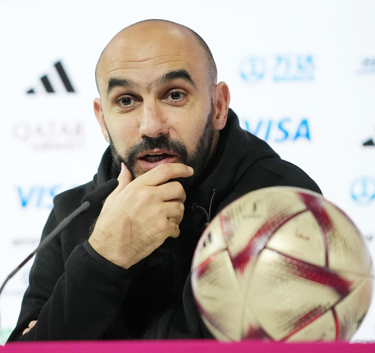 公式会見でフランス戦へ向けての意気込みを語るモロッコのレグラギ監督（撮影・横山健太）
