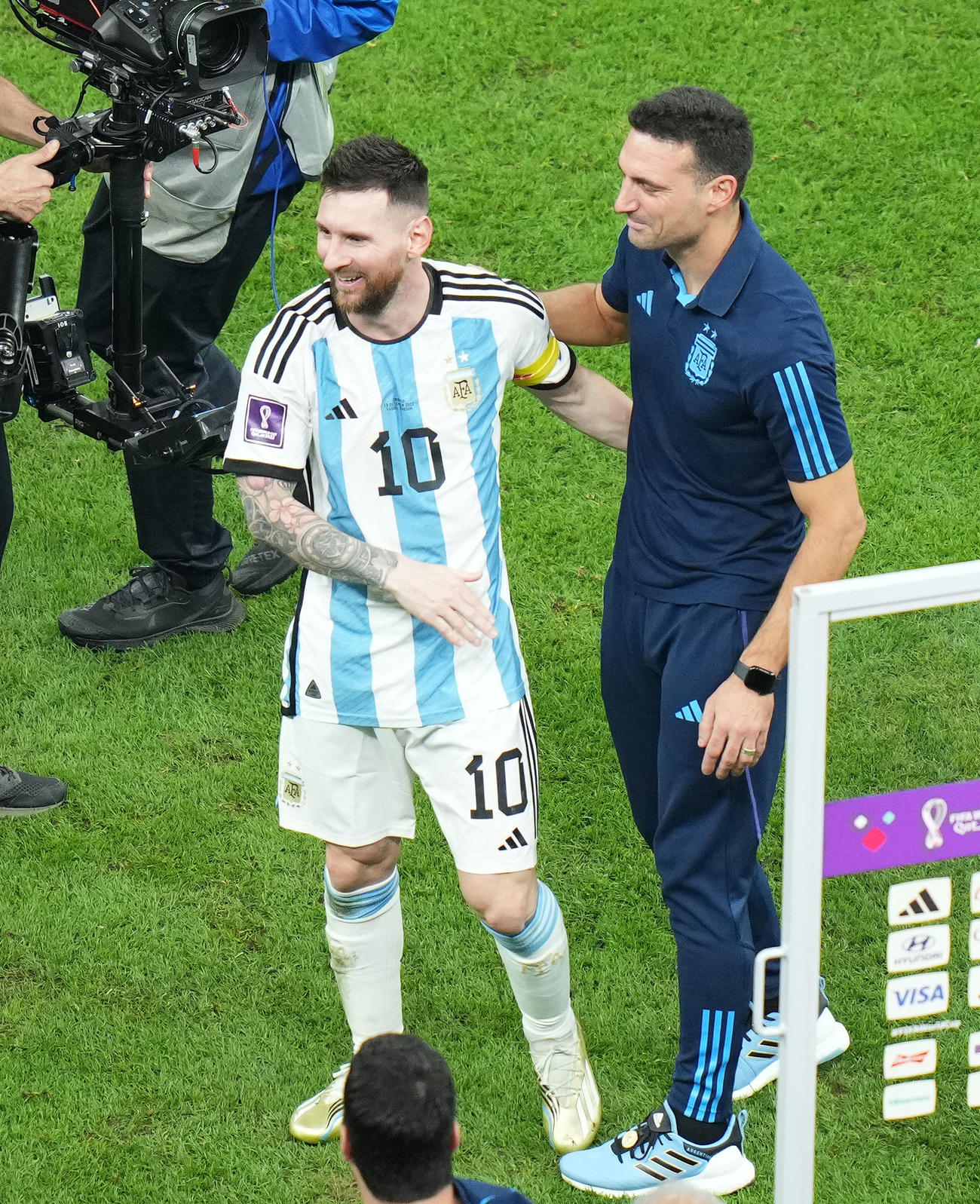 アルゼンチン対クロアチア　決勝進出を果たし抱き合うアルゼンチン代表リオネル・メッシ（左）とリオネル・スカロニ監督（撮影・横山健太）