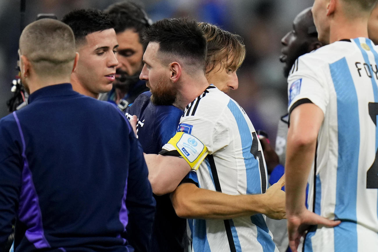 アルゼンチン対クロアチア　試合を終え、抱擁するアルゼンチン代表リオネル・メッシ（右）とクロアチア代表ルカ・モドリッチ（AP）
