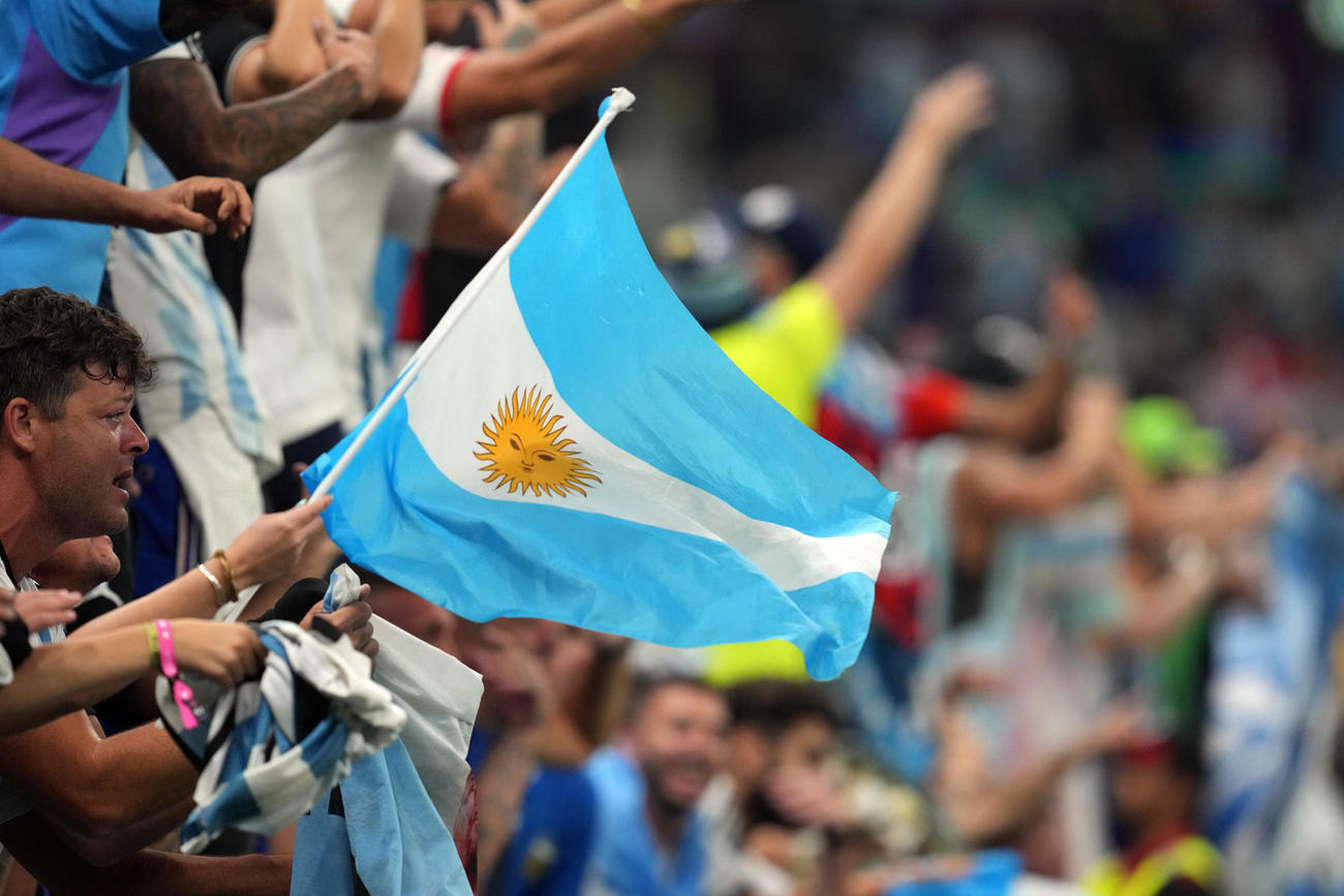 クロアチアに勝利し国旗を手に盛り上がるアルゼンチンのサポーター（撮影・パオロ　ヌッチ）