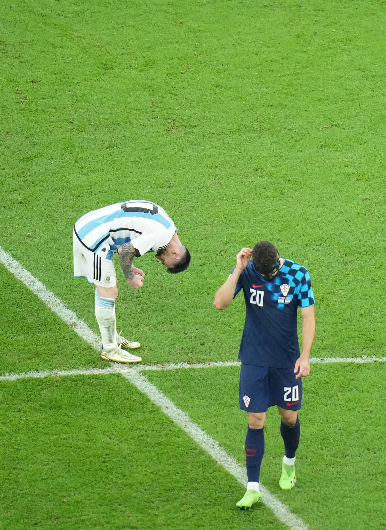 アルゼンチン対クロアチア　決勝進出を果たしガッツポーズするアルゼンチン代表リオネル・メッシ。右は肩を落とすクロアチア代表ヨシュコ・グバルディオル（撮影・横山健太）