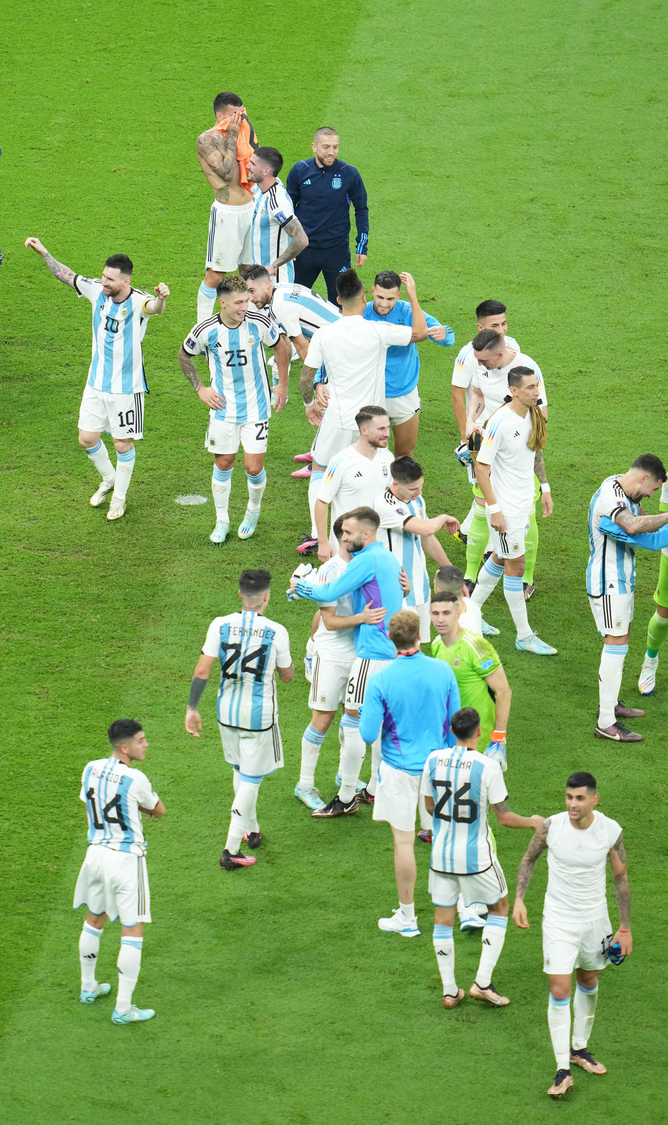 アルゼンチン対クロアチア　決勝進出を果たし歓喜するリオネル・メッシ（左）らアルゼンチンイレブン（撮影・横山健太）