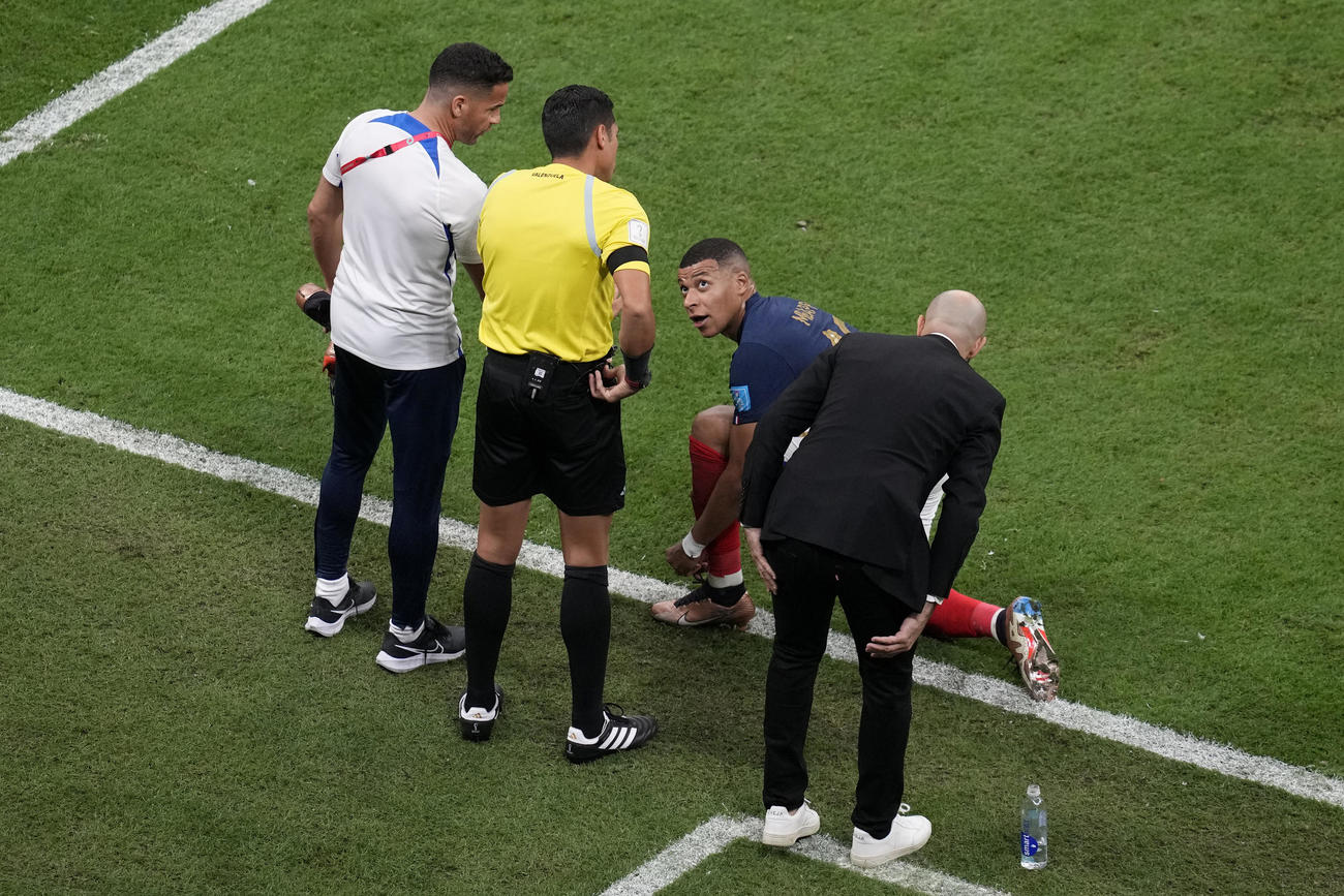 試合中に靴ひもを結ぶフランス・エムパペ（AP）