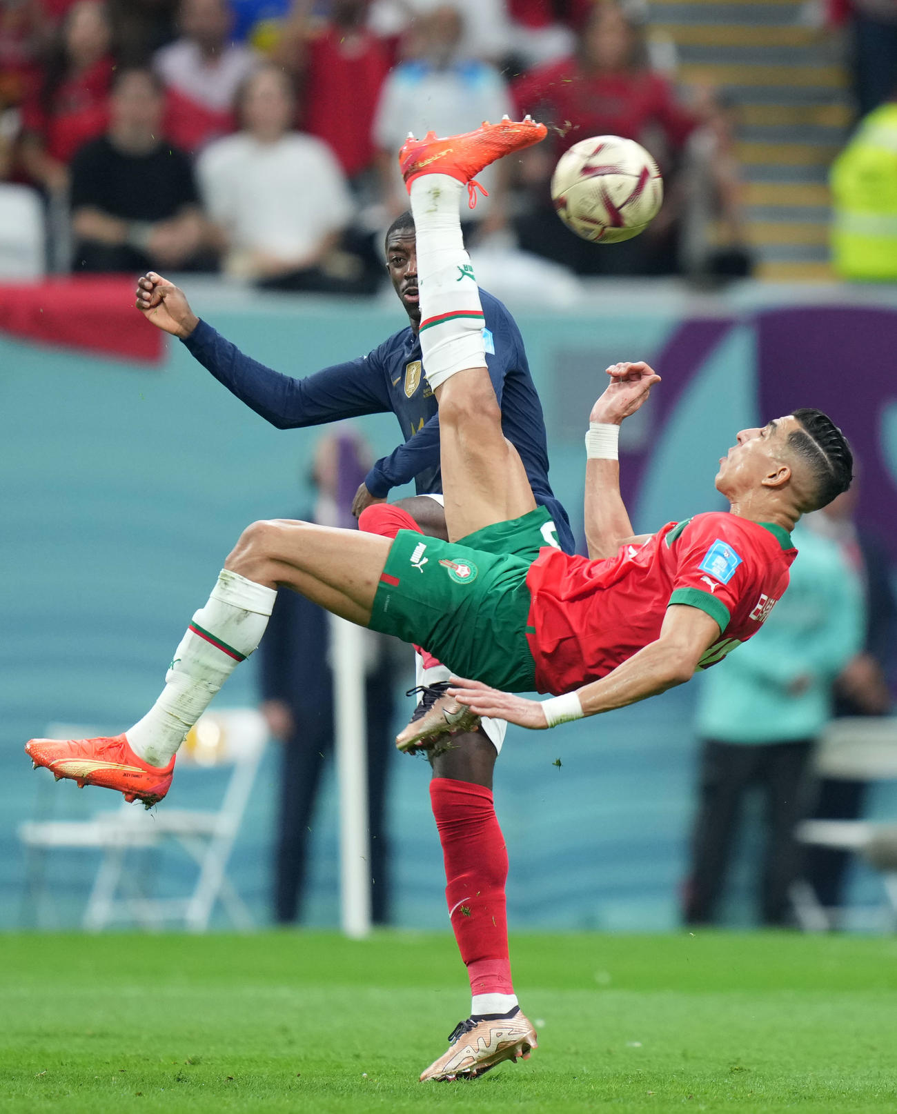 フランス対モロッコ　前半、オーバーヘッドでシュートを放つモロッコ代表ジャワド・ヤミク（撮影・横山健太）