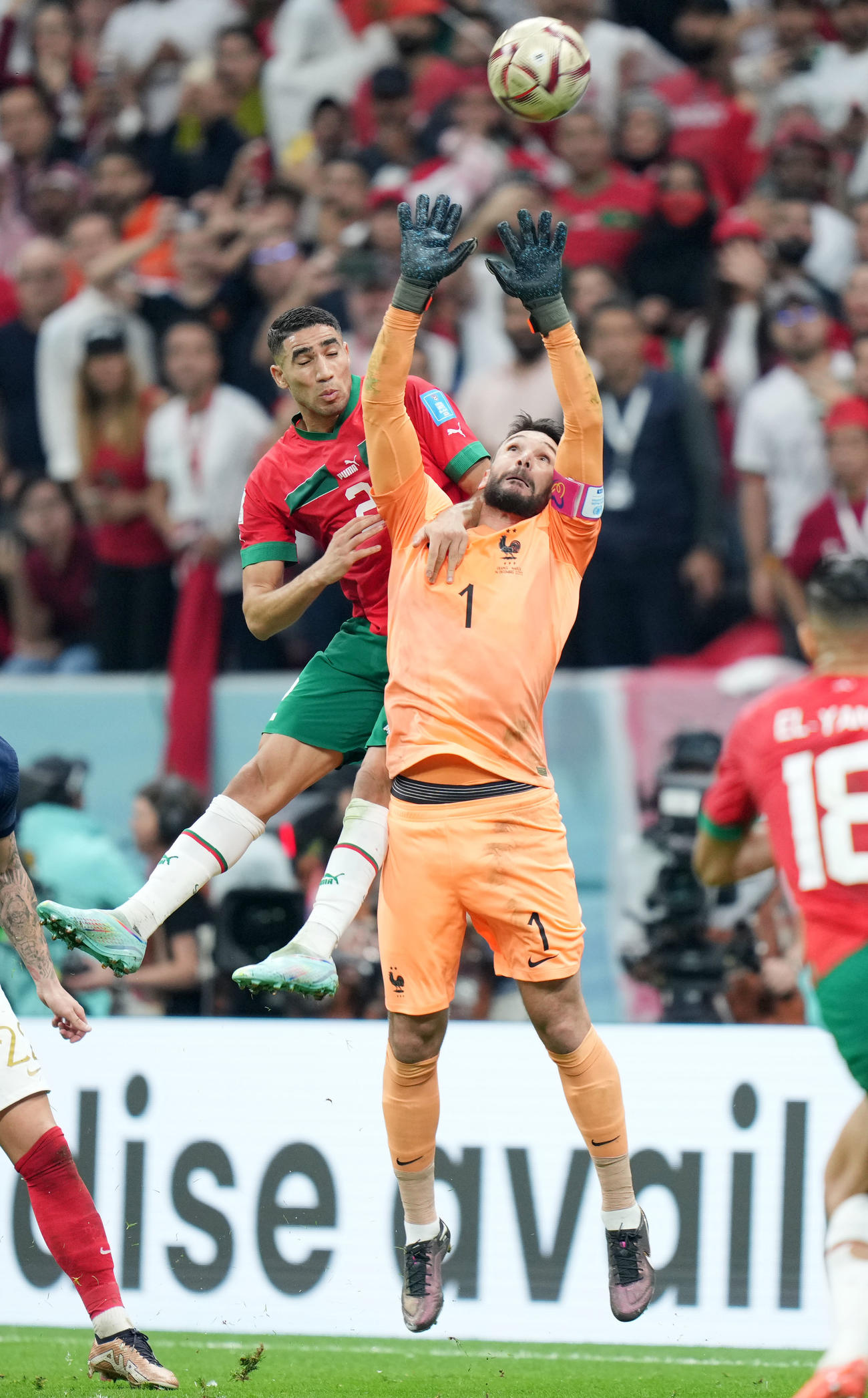 フランス対モロッコ　前半、競り合うフランス代表GKユーゴ・ロリス（右）とモロッコ代表アシュラフ・ハキミ（撮影・横山健太）