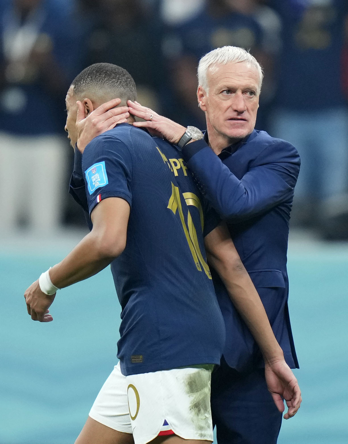 フランス対モロッコ　試合後、フランス代表キリアン・エムバペ（左）をねぎらうディディエ・デシャン監督（撮影・横山健太）