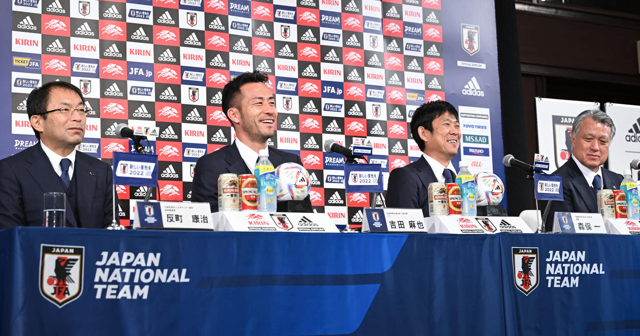 7日、カタールから帰国し、森保監督（左から3人目）らと会見する吉田（同2人目）。左は反町技術委員長、右端は田嶋会長