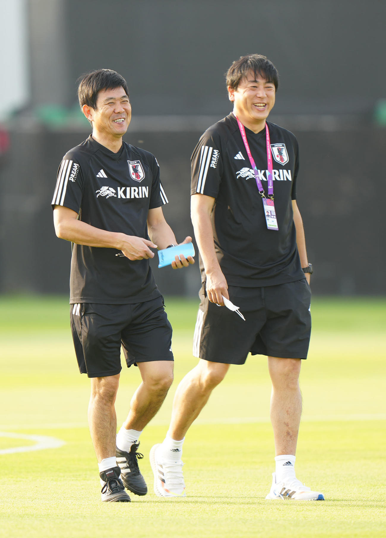 11月19日、練習前に森保監督（左）と談笑する多田広報