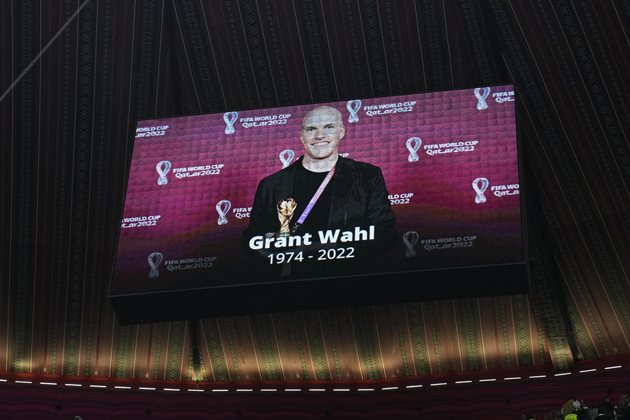 イングランド－フランス戦の開始前、会場スクリーンに表示されたグラント・ウォールさんを悼む映像（AP）