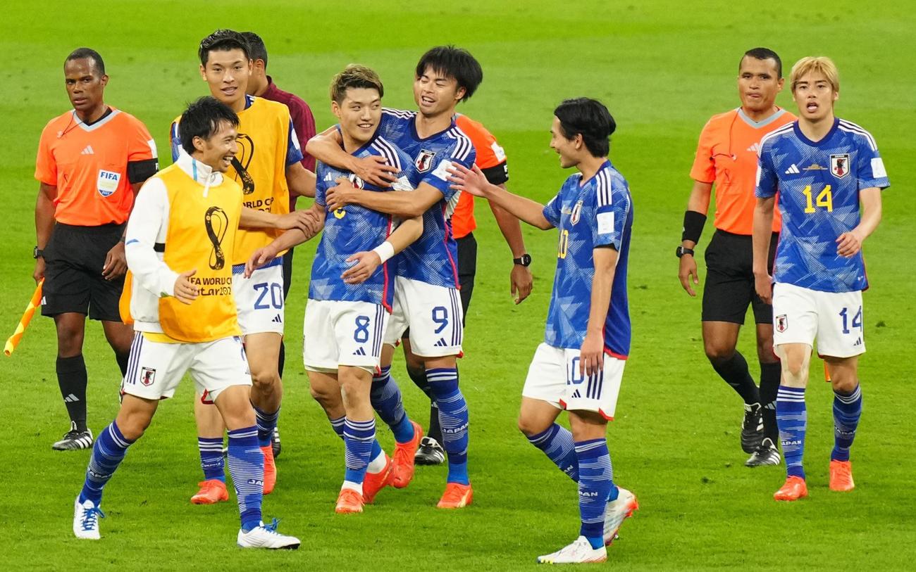 日本対ドイツ　ドイツに勝利し、喜ぶ堂安（左から4人目）らサッカー日本代表の選手たち（撮影・江口和貴）