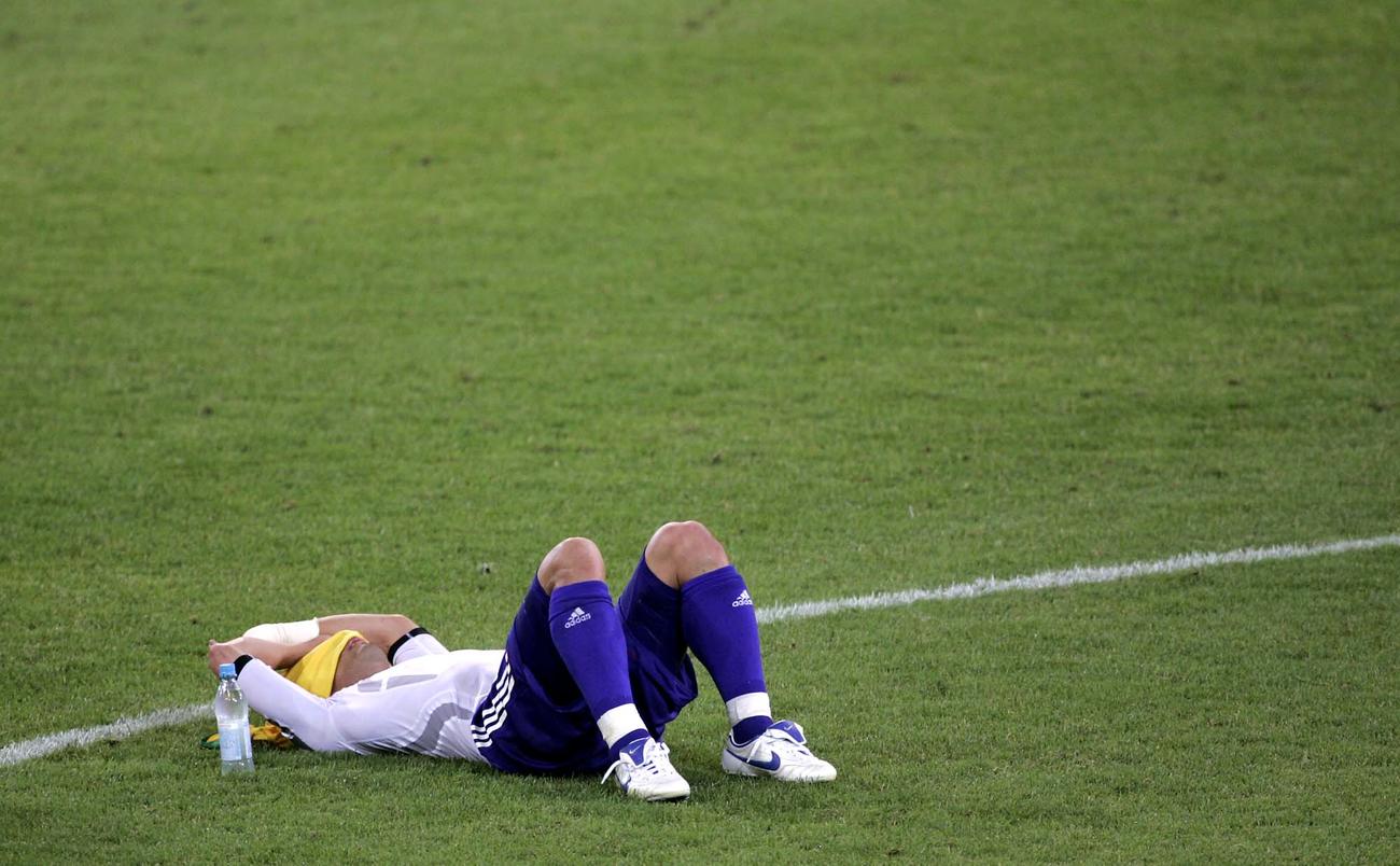 2006W杯ドイツ大会　日本対ブラジル　ブラジルに敗れ、グラウンドに倒れこんだままの中田英寿（2006年6月22日撮影）