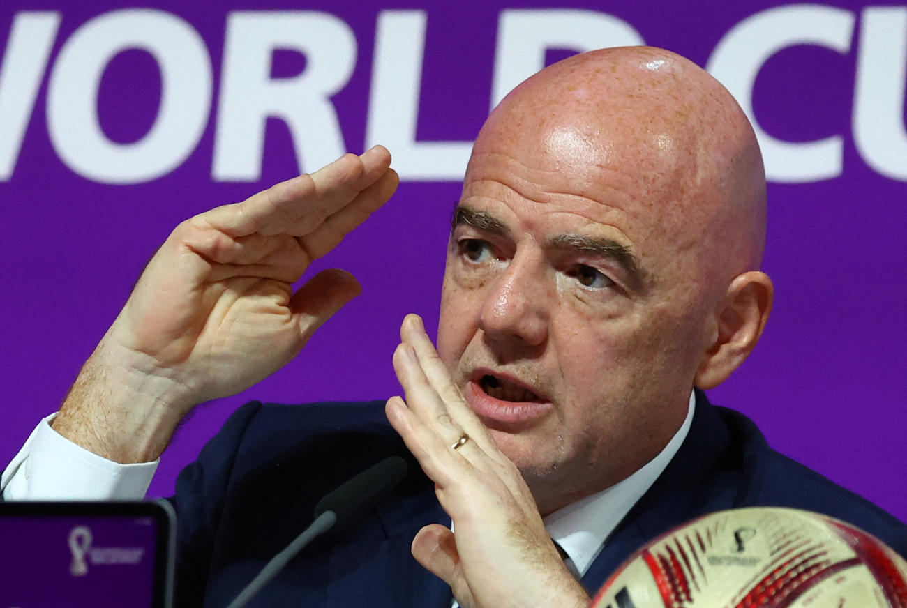 会見に臨むFIFAインファンティノ会長（ロイター）