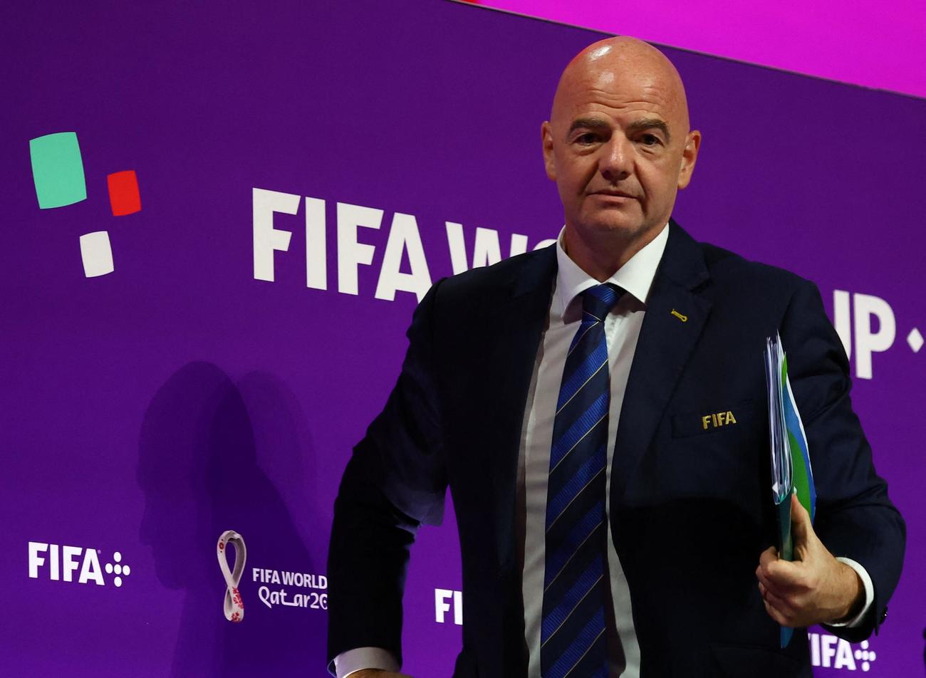 会見に臨むFIFAインファンティノ会長（ロイター）