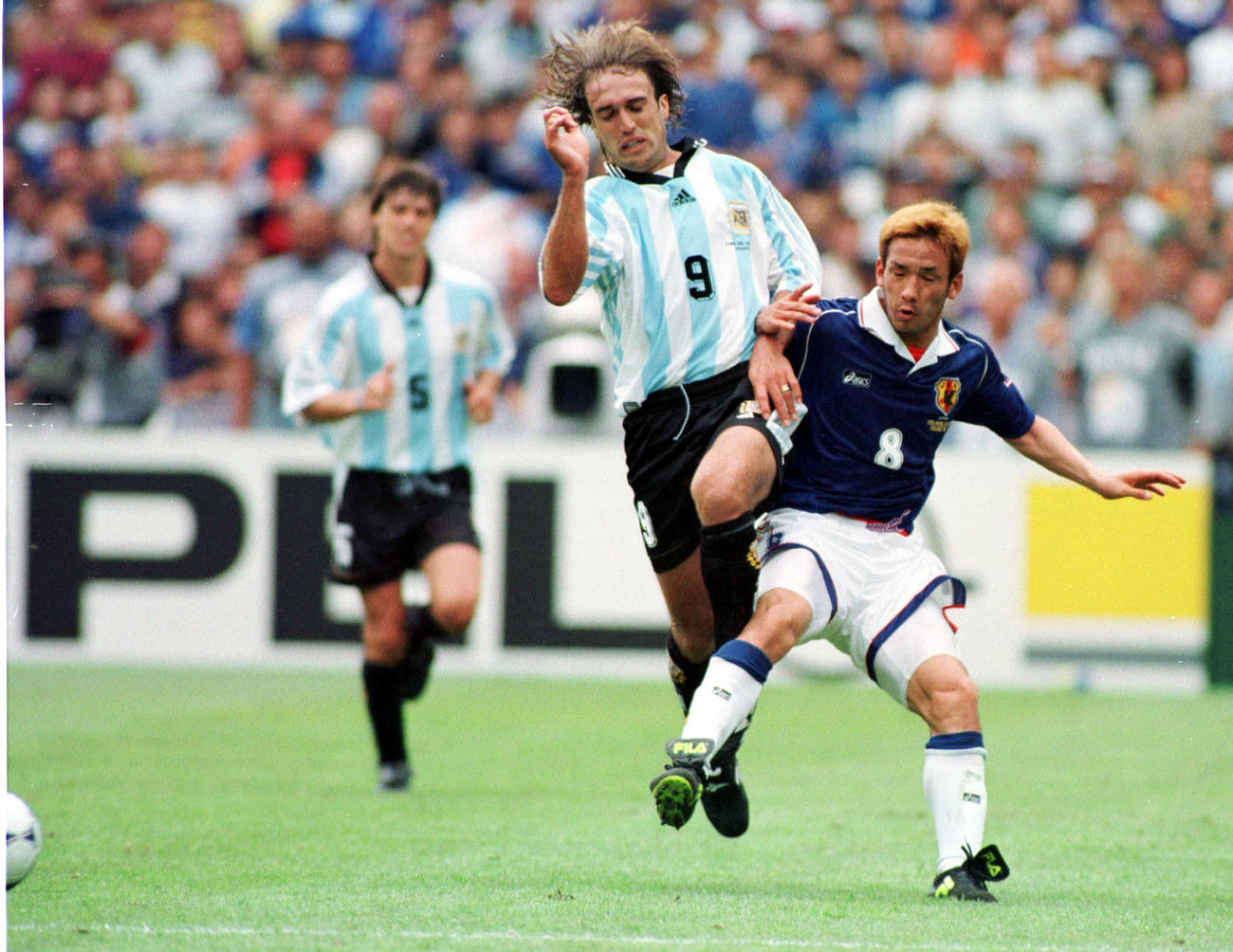 ９８年６月、Ｗ杯アルゼンチン戦でバティストゥータ（中央）と競り合う中田