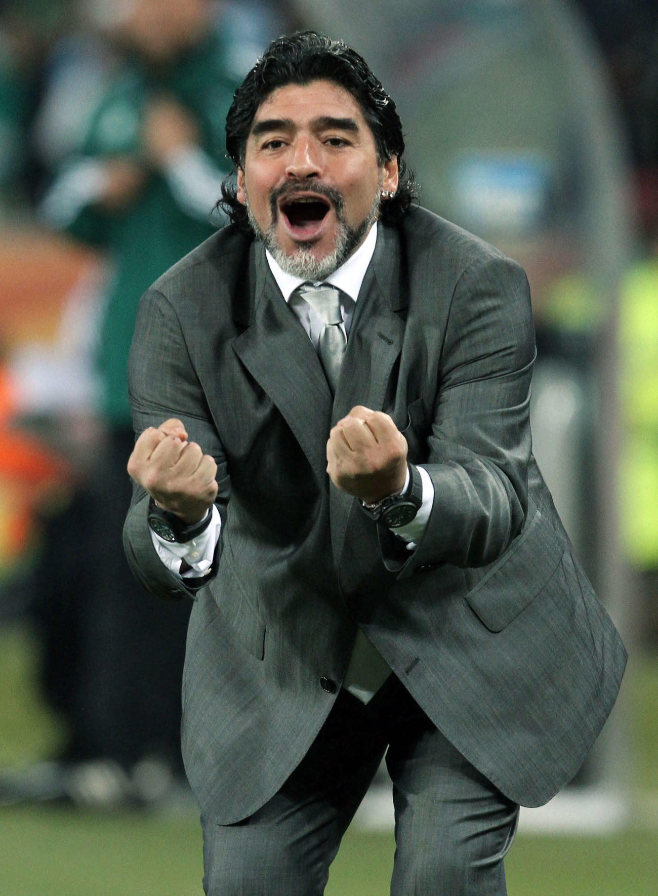 Fifa World Cup－South Africa 2010－Soccer World Cup  match for the Round of 16, between ARGENTINA (ARG) and MEXICO (MEX) at Soccer City Stadium, in Johannesburg, South Africa. June 27, 2010,Here Arg head coach DIEGO MARADONA celebrating (ARG9) Gonzalo HIGUAIN－goal.Gabriel Piko／PikoPressW杯南アフリカ大会決勝トーナメント1回戦　アルゼンチン対メキシコ　前半33分、FWイグアインのゴールに気合のガッツポーズを見せるアルゼンチンのディエゴ・マラドーナ監督　2010／06／27