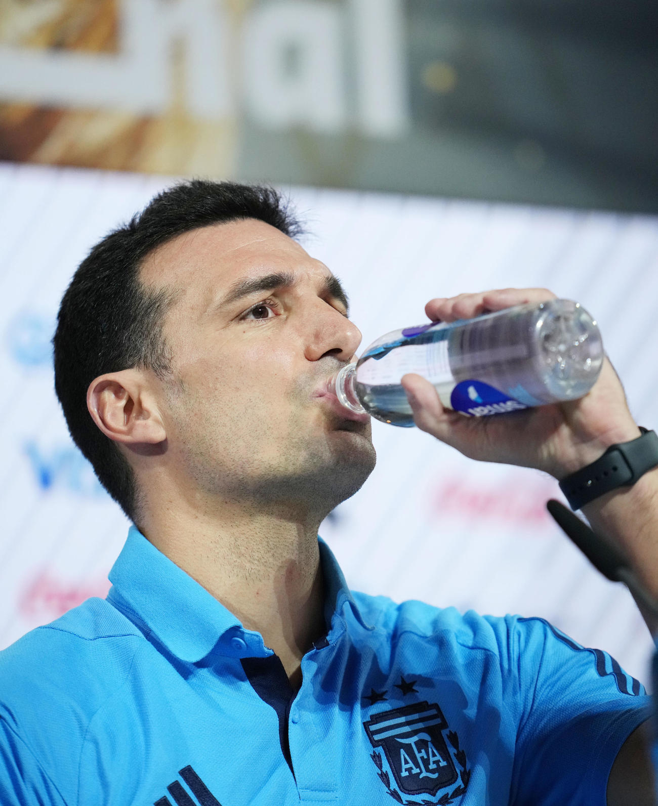 公式会見で水を飲むアルゼンチン代表リオネル・スカロニ監督（撮影・横山健太）