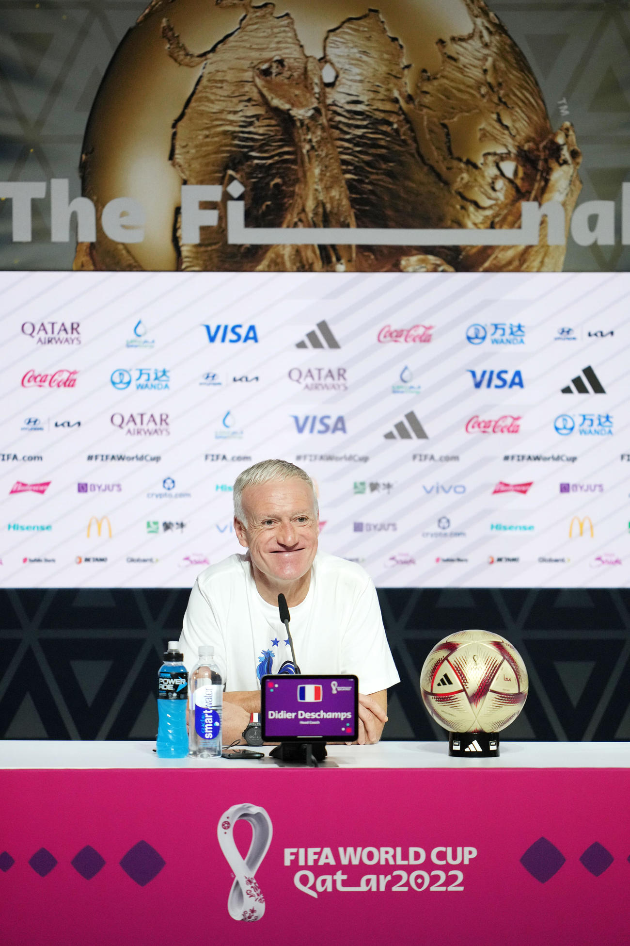 公式会見で笑顔を見せるフランス代表ディディエ・デシャン監督（撮影・横山健太）