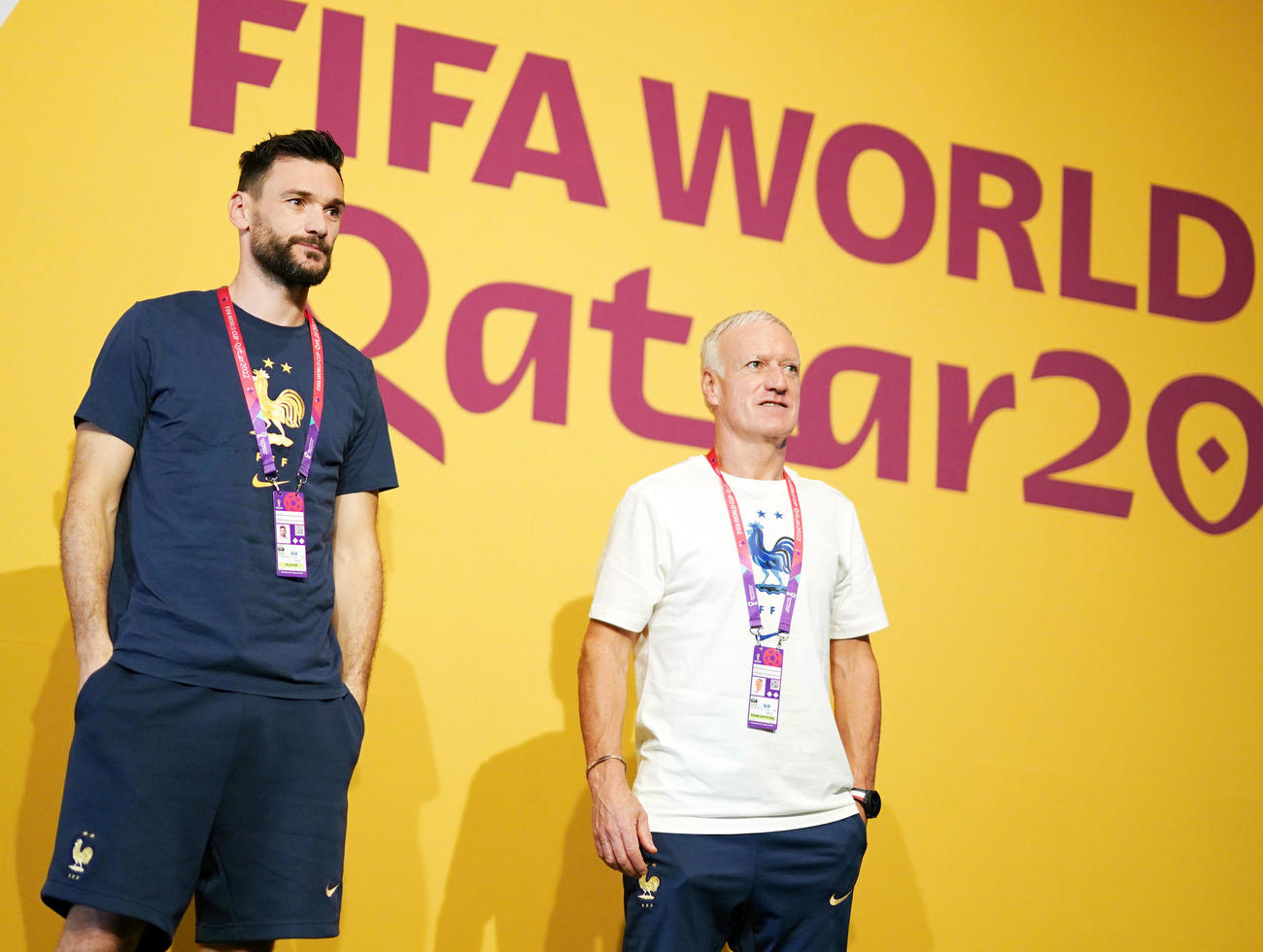 公式会見に向かうフランスのデシャン監督（右）とGKロリス（撮影・横山健太）