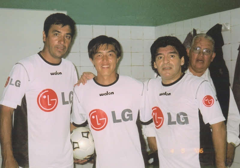 06年ごろ、マラドーナ（右から2人目）とともにプレーした亘崇詞さん（同3人目）