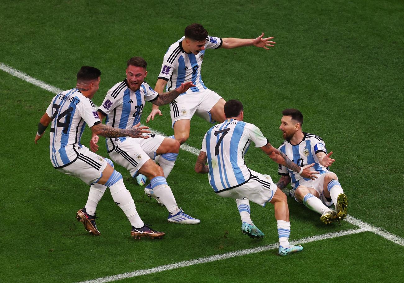 メッシ（右）が先制PKを決め集まって喜ぶアルゼンチンイレブン（ロイター）