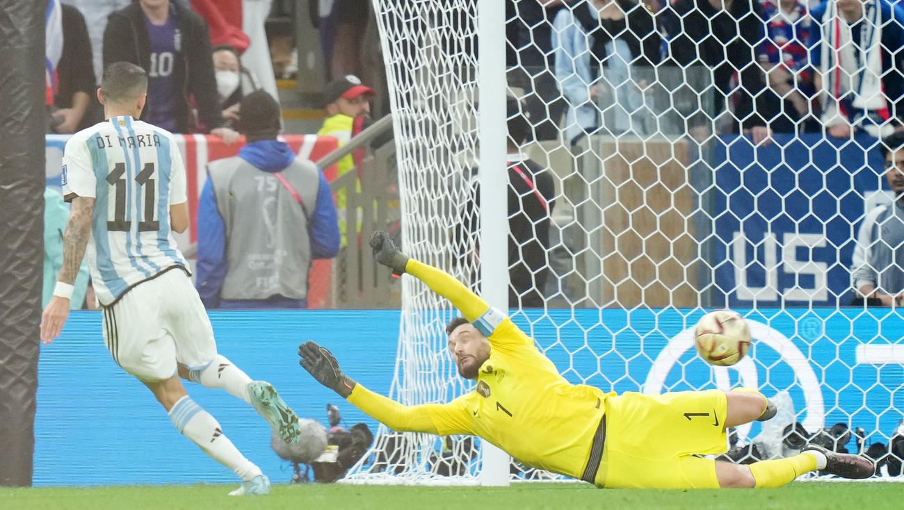 アルゼンチン対フランス　前半、ゴールを決めるディマリア（撮影・横山健太）