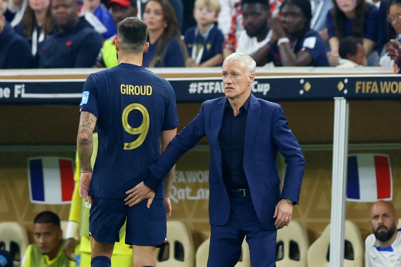 リードを奪われ渋い表情のフランス。デシャン監督（ロイター）