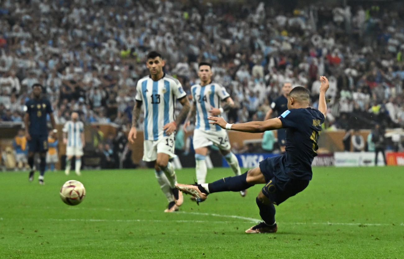 後半、同点ゴールを決めるフランス・エムバペ（ロイター)