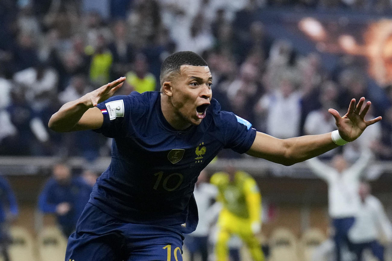 後半、同点ゴールを決め喜ぶフランス・エムバペ（AP)