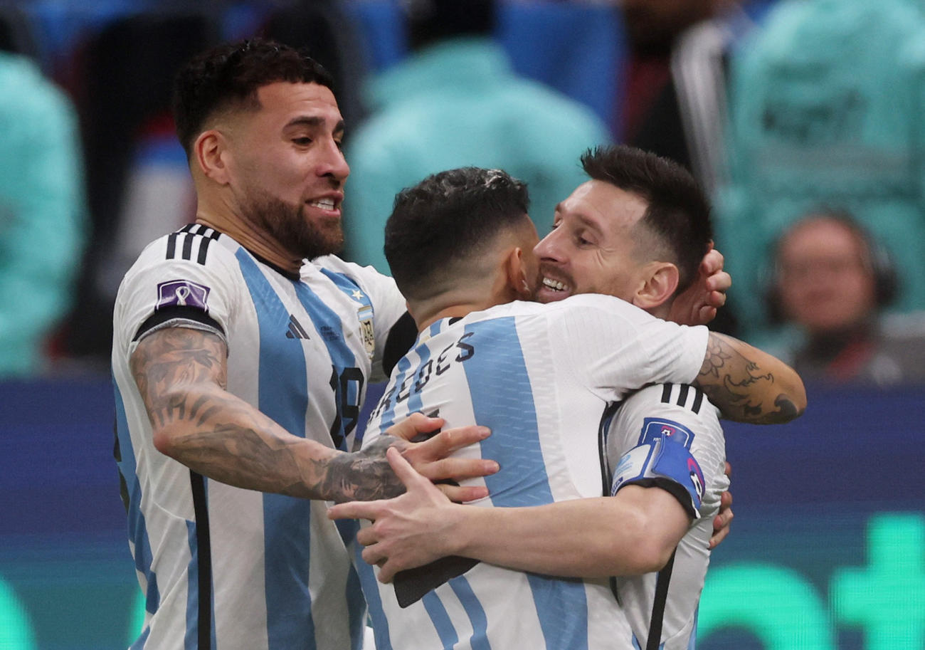 延長後半、ゴールを決めたメッシ（右）は抱き合って喜ぶ（ロイター）