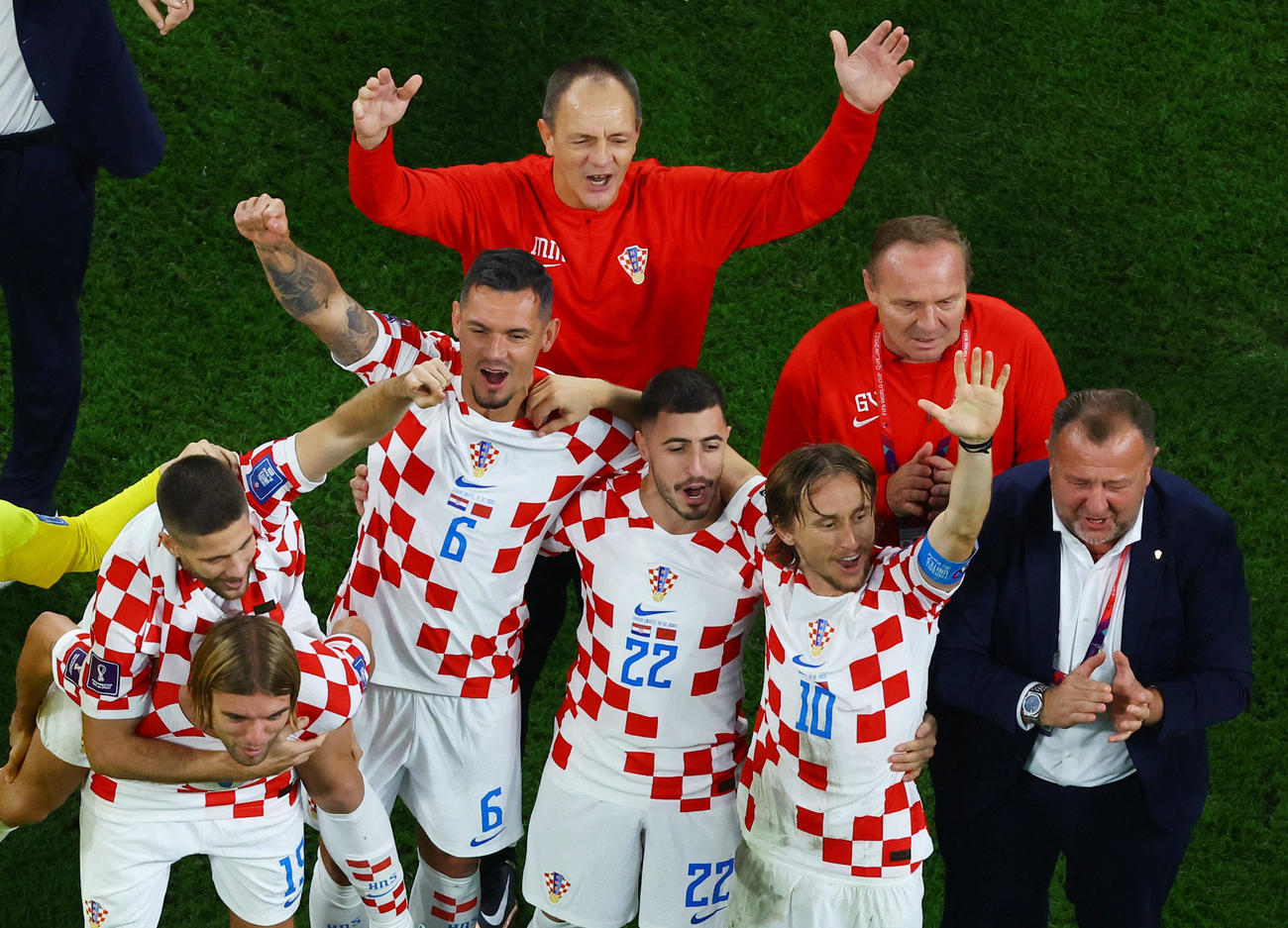 W杯3位に輝き喜ぶクロアチアのモドリッチ（右から2人目）ら（ロイター）