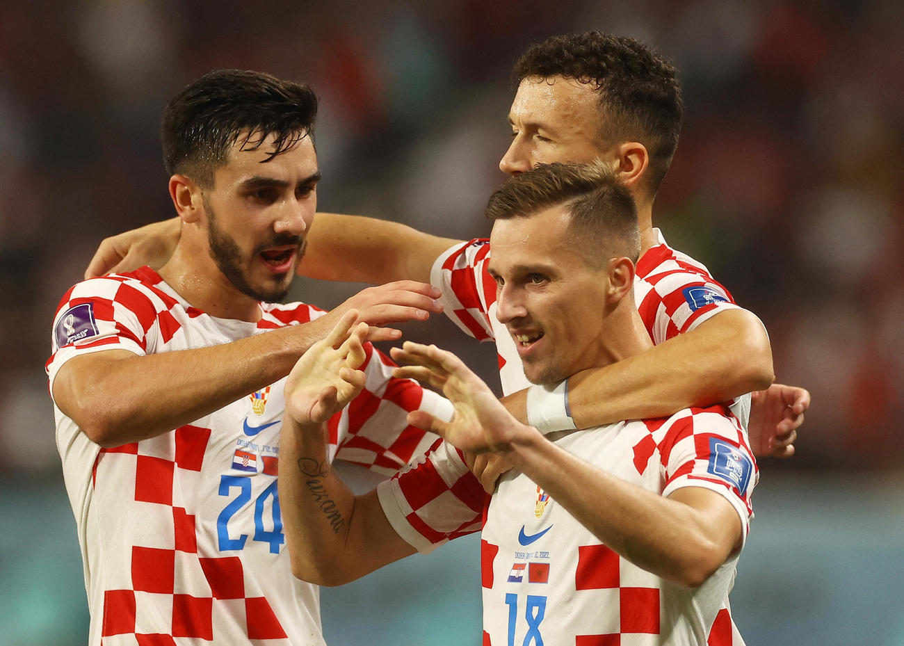 3位決定戦クロアチア対モロッコ　ミスラブ・オルシッチがチームメイトと2点目を決めたことを祝う(ロイター)