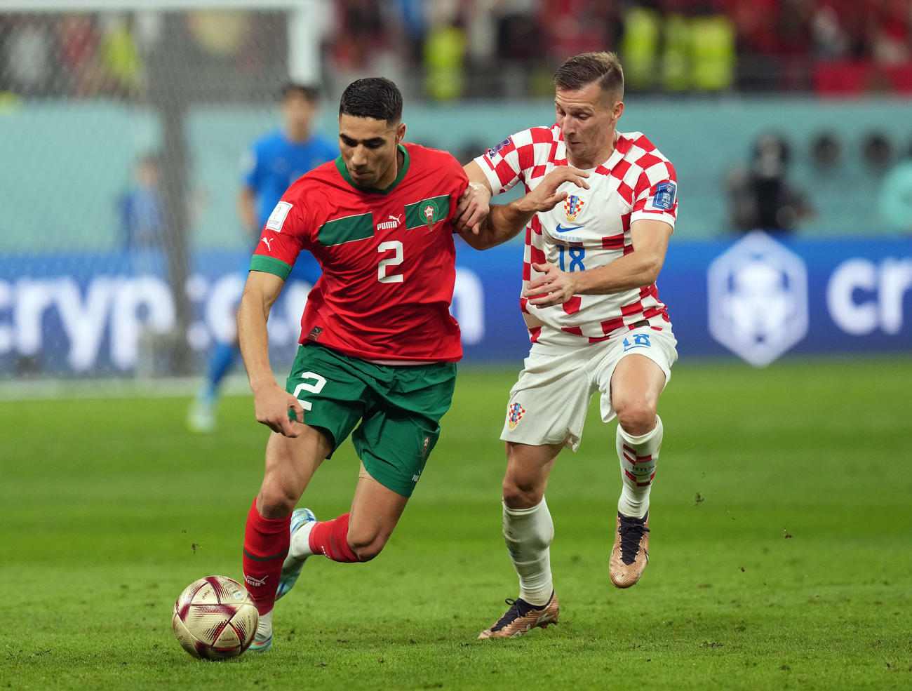 クロアチア対モロッコ　前半、競り合うクロアチア・オルシッチ（右）とモロッコ・ハキミ（撮影・パオロ　ヌッチ）