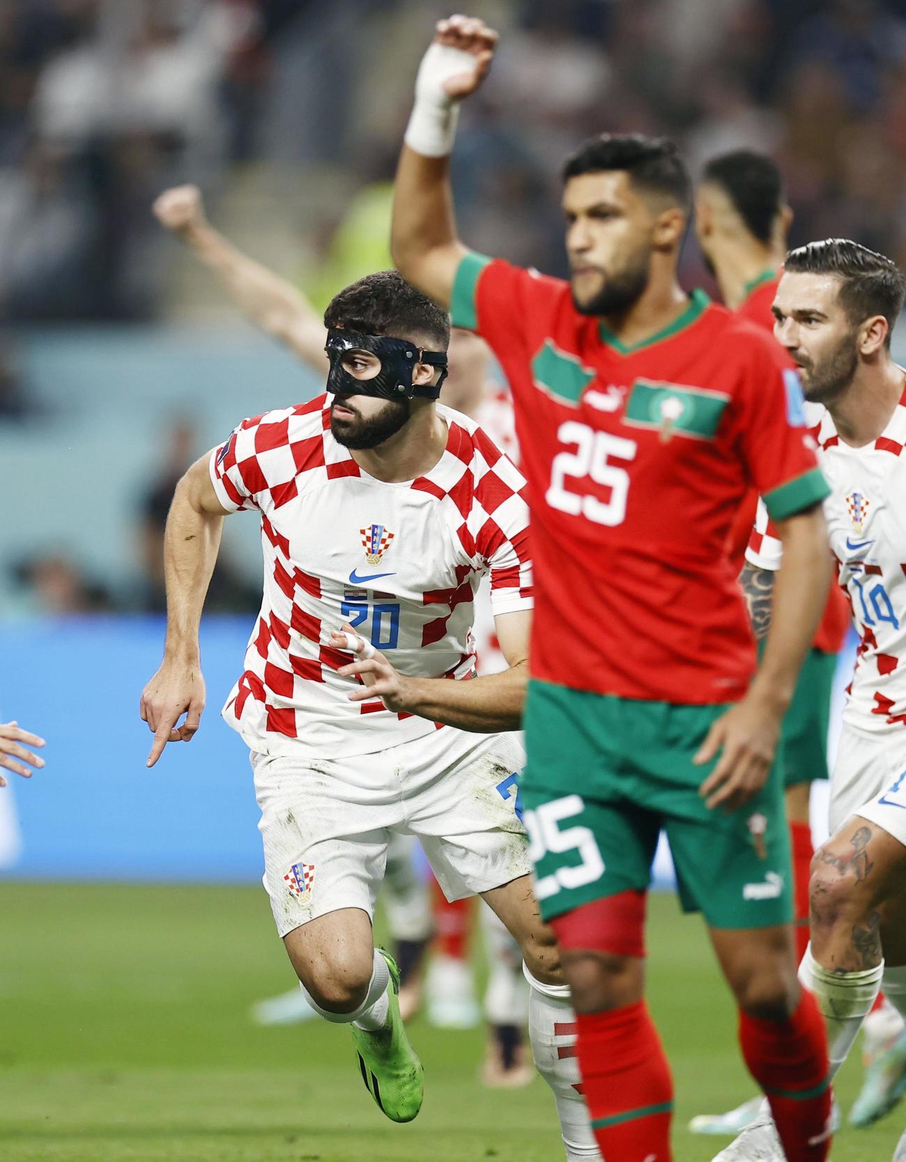 クロアチア対モロッコ　前半、先制ゴールを決め駆け出すクロアチアのグバルディオル（左）（共同）