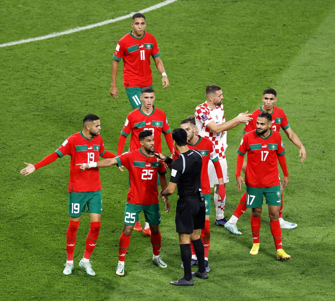 前半、主審に詰め寄るモロッコイレブン（共同）