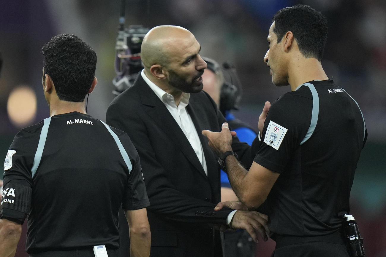 クロアチア対モロッコ戦　試合後、モロッコのワリド・レグラギ監督(中央)は主審に詰め寄る(AP)