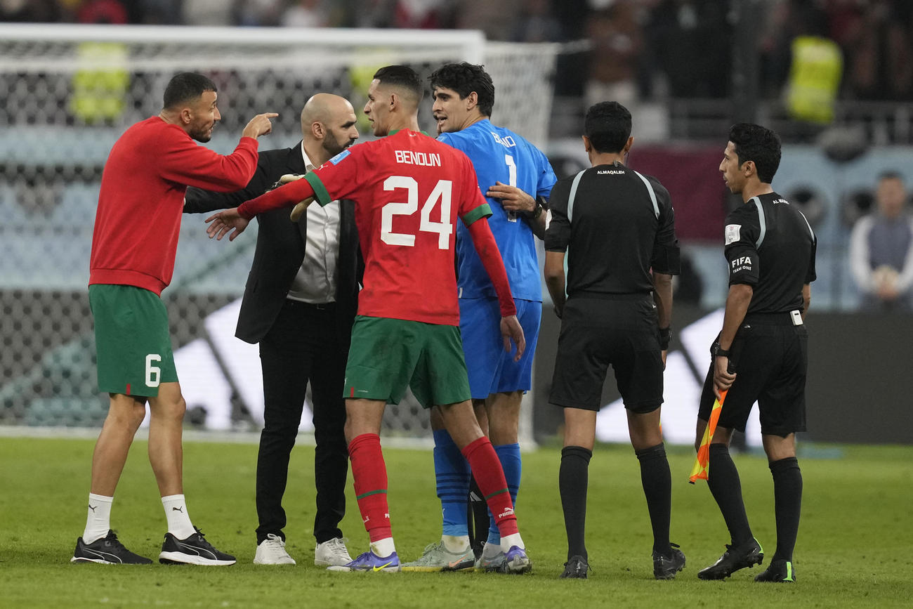 クロアチア対モロッコ　試合後、モロッコの選手が審判に詰め寄る(AP)