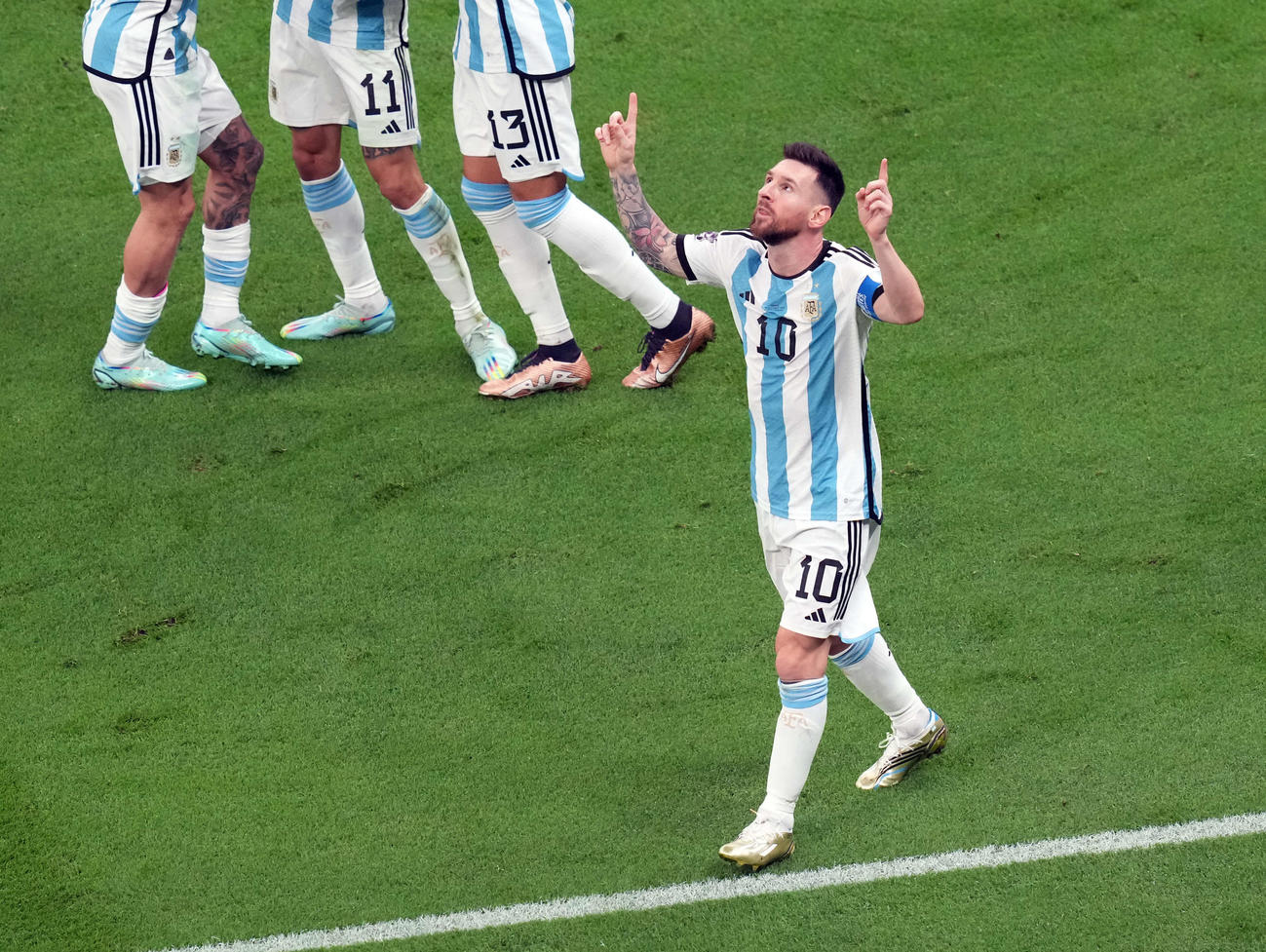 アルゼンチン対フランス　前半、PKを決めたアルゼンチンのメッシは夜空を見上げる（撮影・パオロ　ヌッチ）