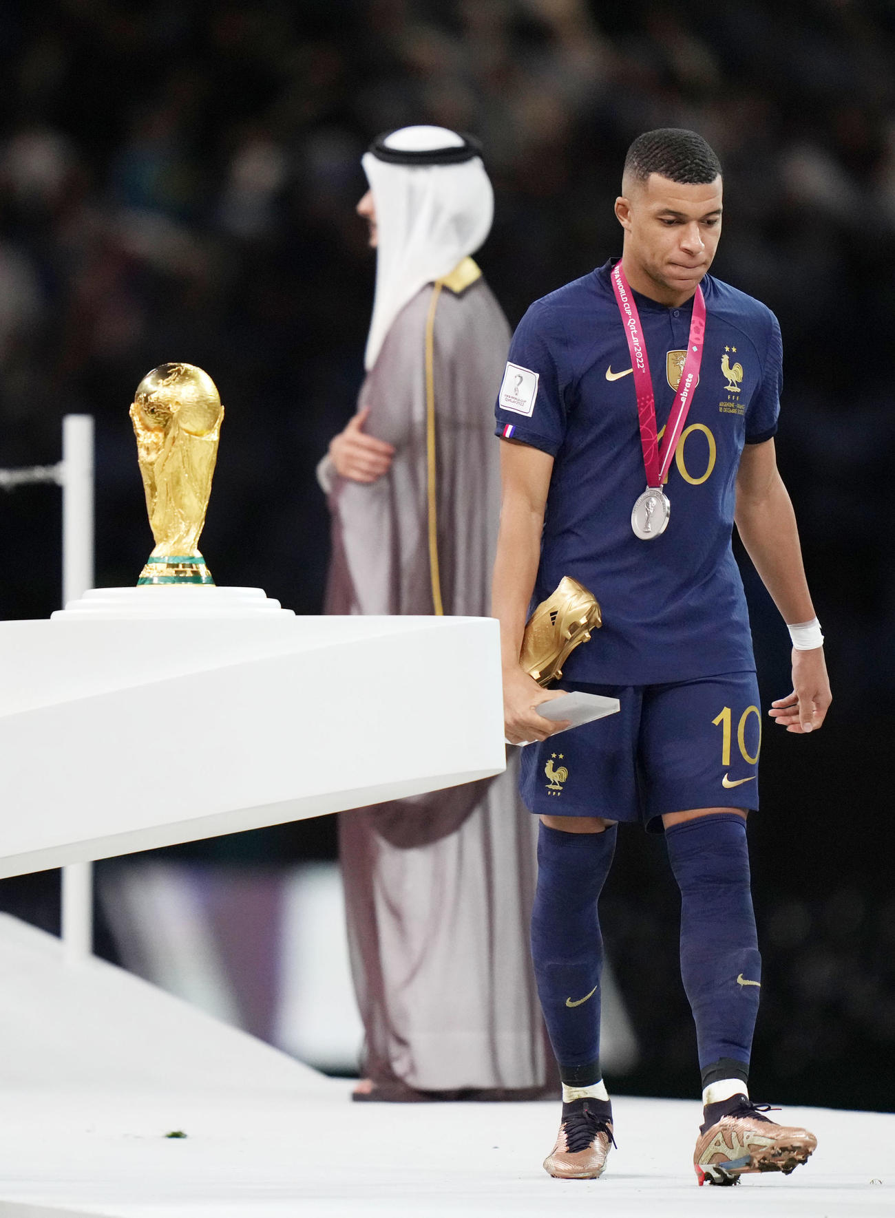 アルゼンチン対フランス　悔しげな表情でW杯トロフィーの横を通り過ぎるフランス代表キリアン・エムバペ（撮影・横山健太）