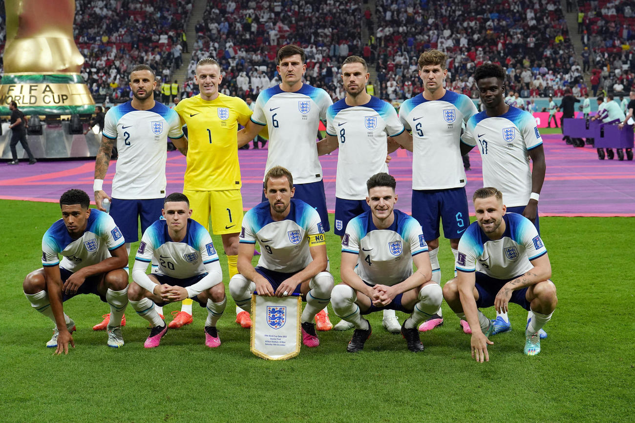 イングランド対フランス　試合前、集合写真に納まるイングランドの選手たち。前列左からベリンガム、フォーデン、ケーン、ライス、ショー、後列左からウォーカー、GKピックフォード、マグワイア、ヘンダーソン、ストーンズ、サカ（撮影・パオロ　ヌッチ）