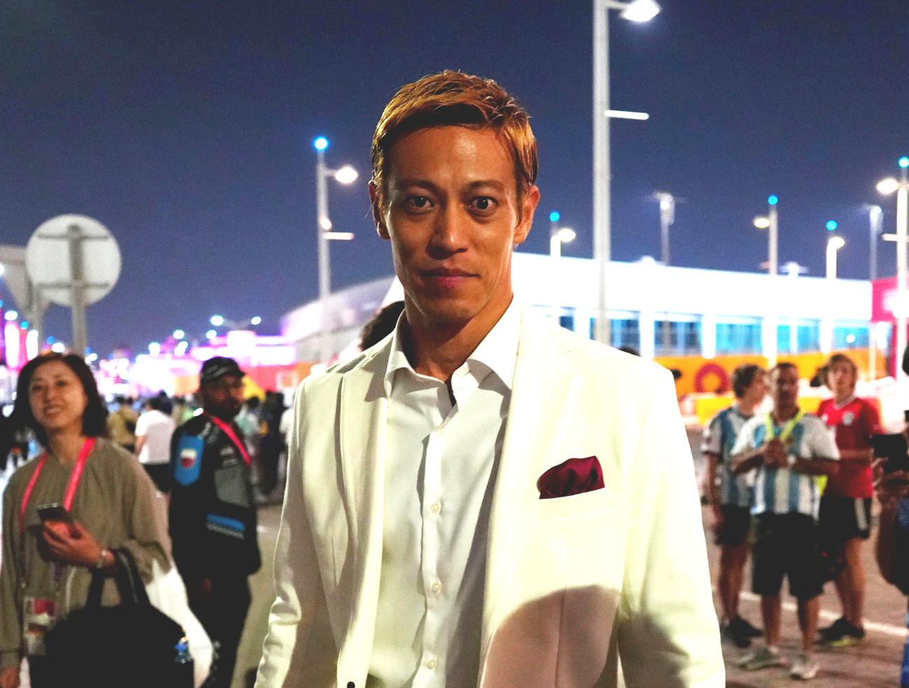 ドイツ戦後、ハリファ国際競技場から引き揚げる本田圭佑（22年11月23日撮影）