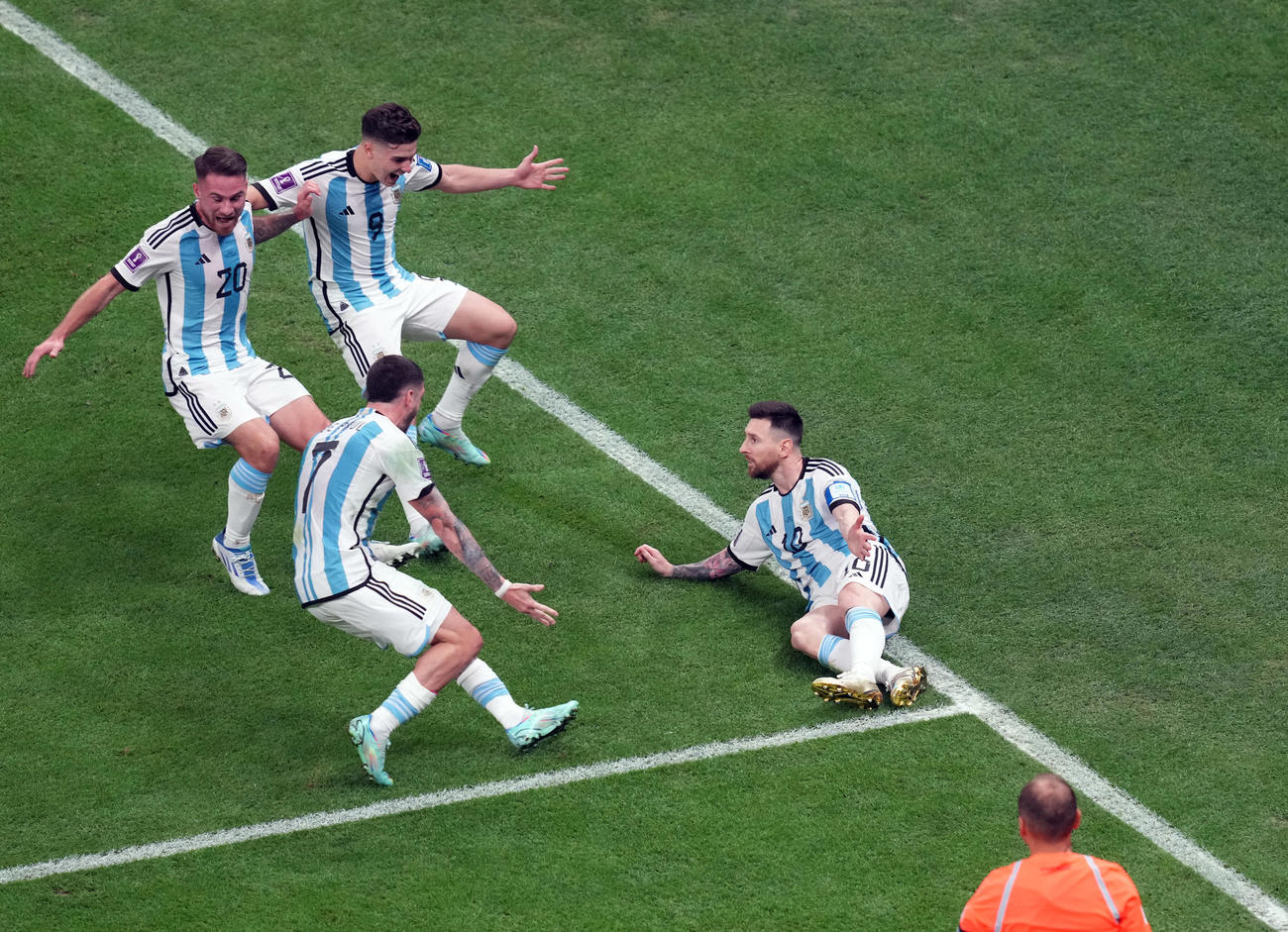 先制ゴールを決めスライディングして喜ぶメッシ（右）（撮影・パオロ　ヌッチ）