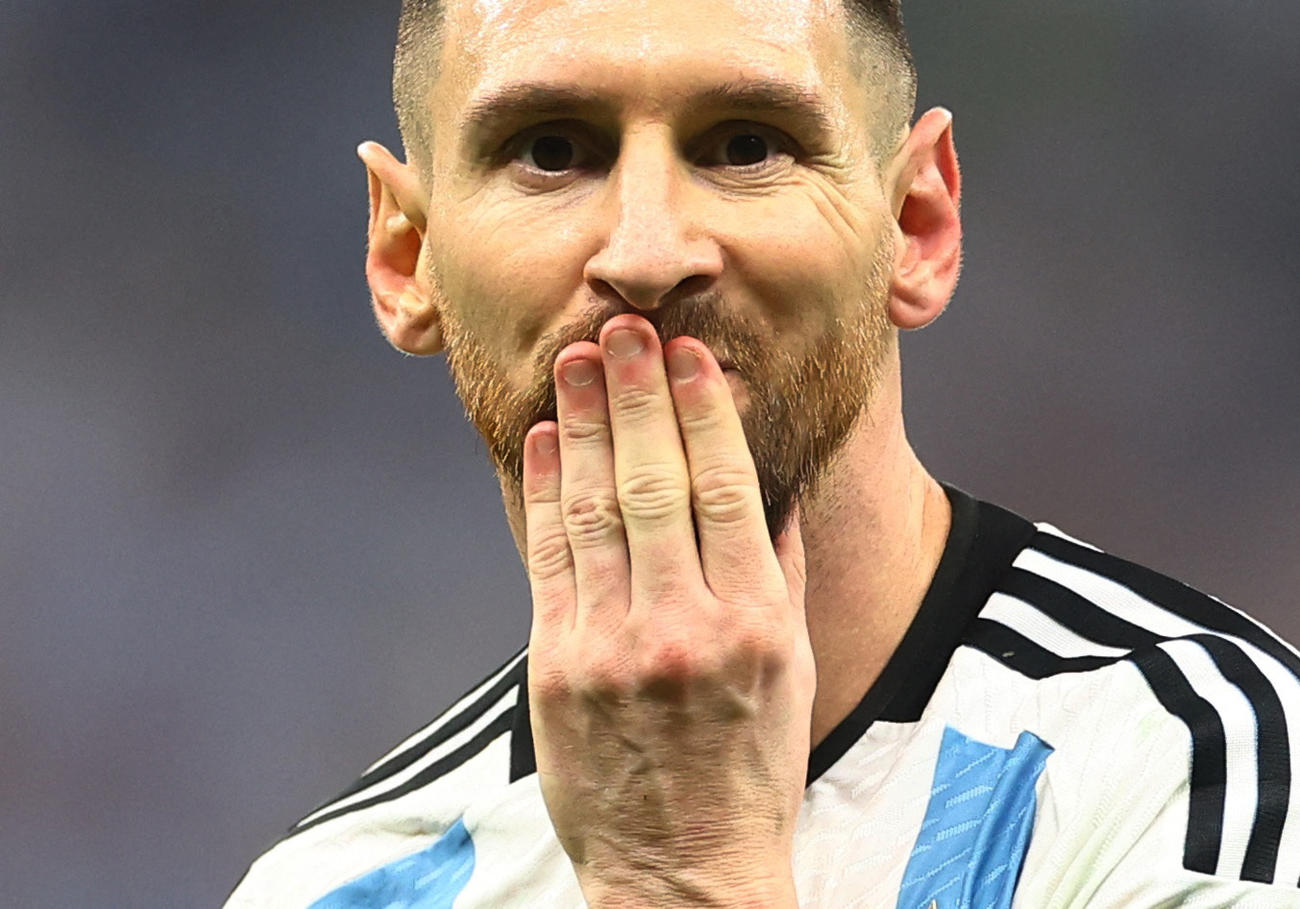 先制点を決めキスを送るアルゼンチン代表リオネル・メッシ(ロイター)