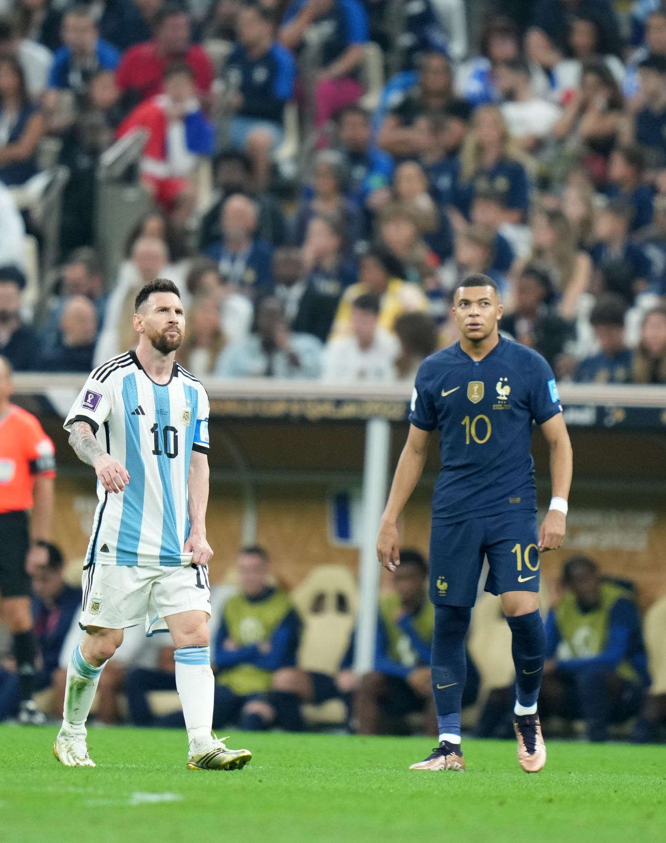 アルゼンチン対フランス　前半、PKを決めたメッシ（左）。右はエムバペ（撮影・横山健太）