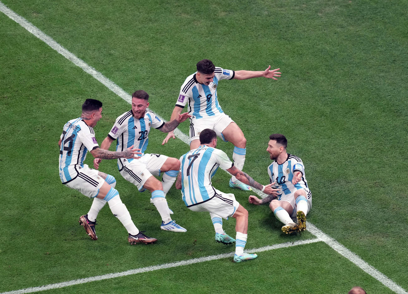アルゼンチン対フランス　前半、PKを決めたアルゼンチンのメッシ（右）は横たわって駆け寄るチームメートを待ち構える（撮影・パオロ　ヌッチ）