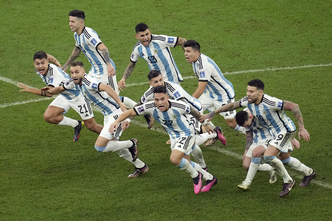 PK戦を制し、W杯優勝を決め、駆け出すアルゼンチンイレブン（AP）