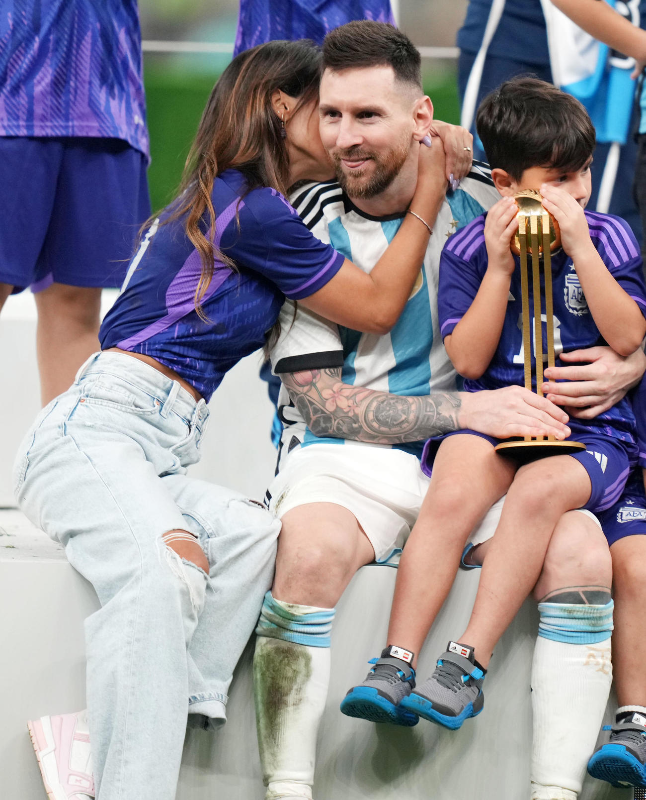 アルゼンチン対フランス　試合後、妻のアントネラさん（左）に抱き締められるアルゼンチン代表リオネル・メッシ（中央）（撮影・横山健太）