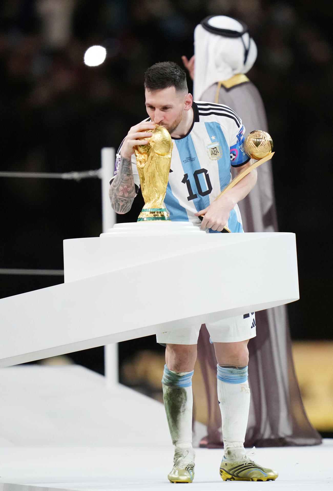 アルゼンチン対フランス　MVP授賞式の際、我慢できずにW杯トロフィーにキスをするアルゼンチン代表リオネル・メッシ（撮影・横山健太）