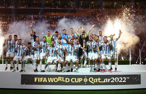 W杯】アルゼンチン、取材エリアを大合唱パレード 優勝トロフィー持っ