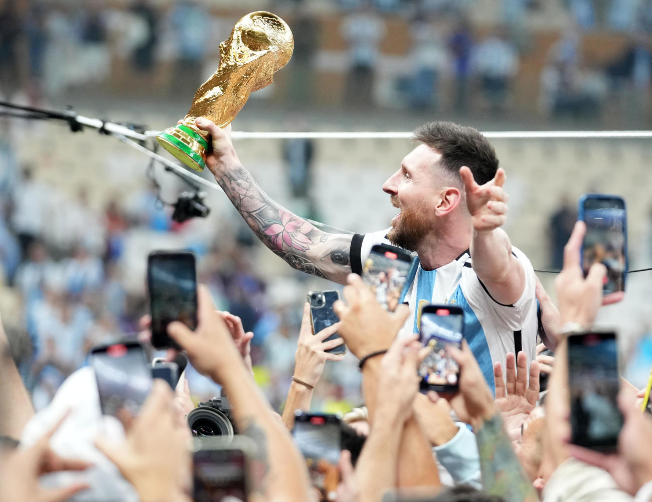 アルゼンチン対フランス　優勝を果たしW杯トロフィーを掲げるアルゼンチン代表リオネル・メッシ（撮影・横山健太）